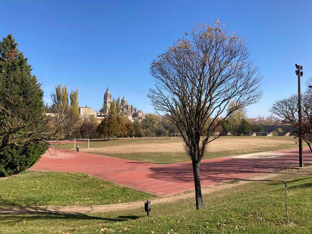 Pistas de deporte en el parque fluvial Río Tormes en Salamanca
