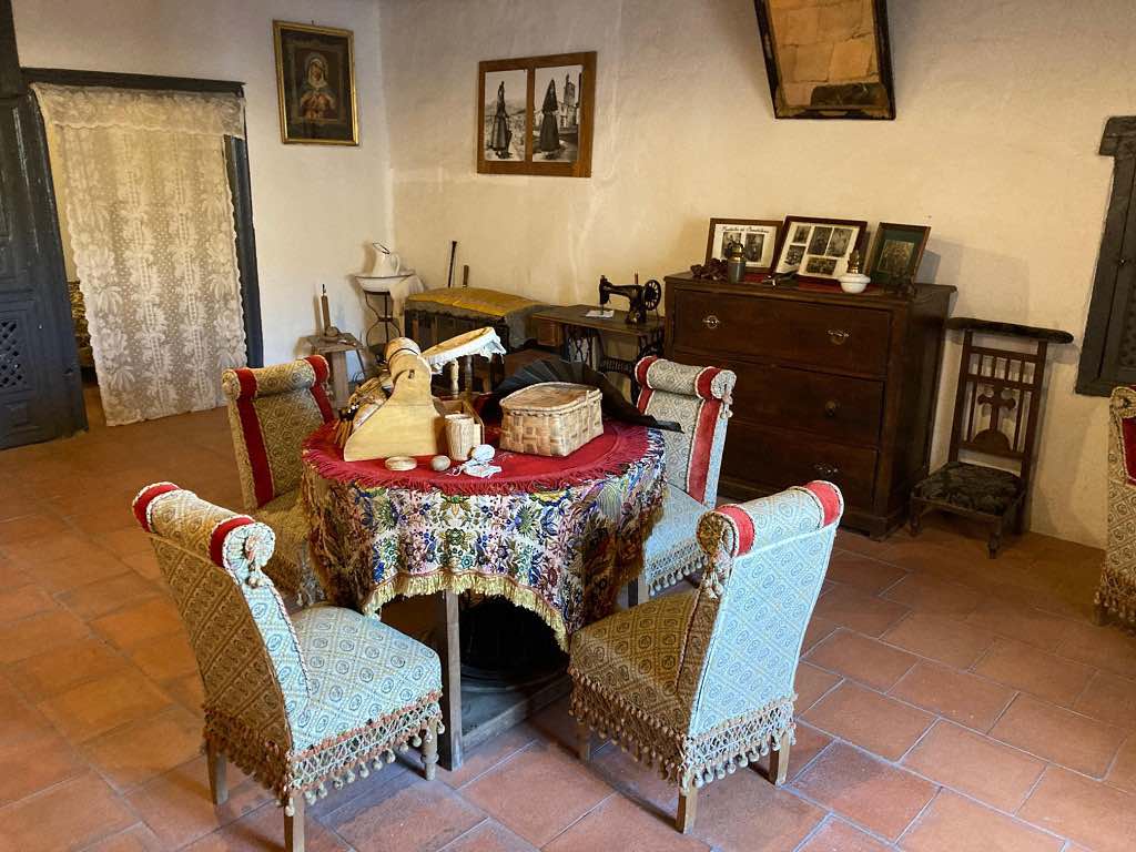 Representación de una típica sala de estar en el Museo Casa Chacinera de la localidad de Candelario en Salamanca