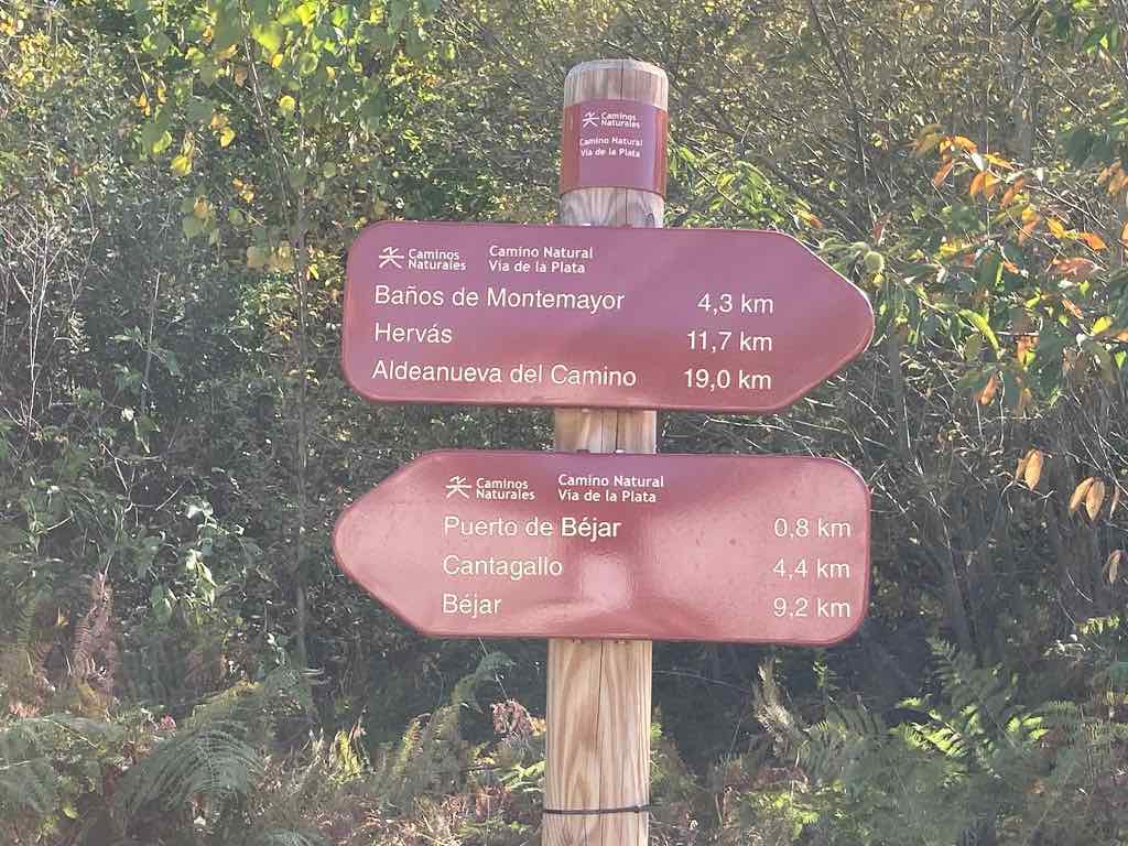 CArtel indicador de las distintas distancias de la Vía Verde desde Puerto de Béjar