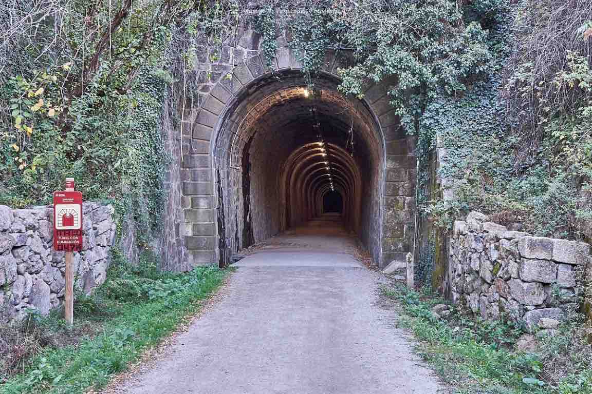 Uno de los túneles peatonales en la Vía Verde